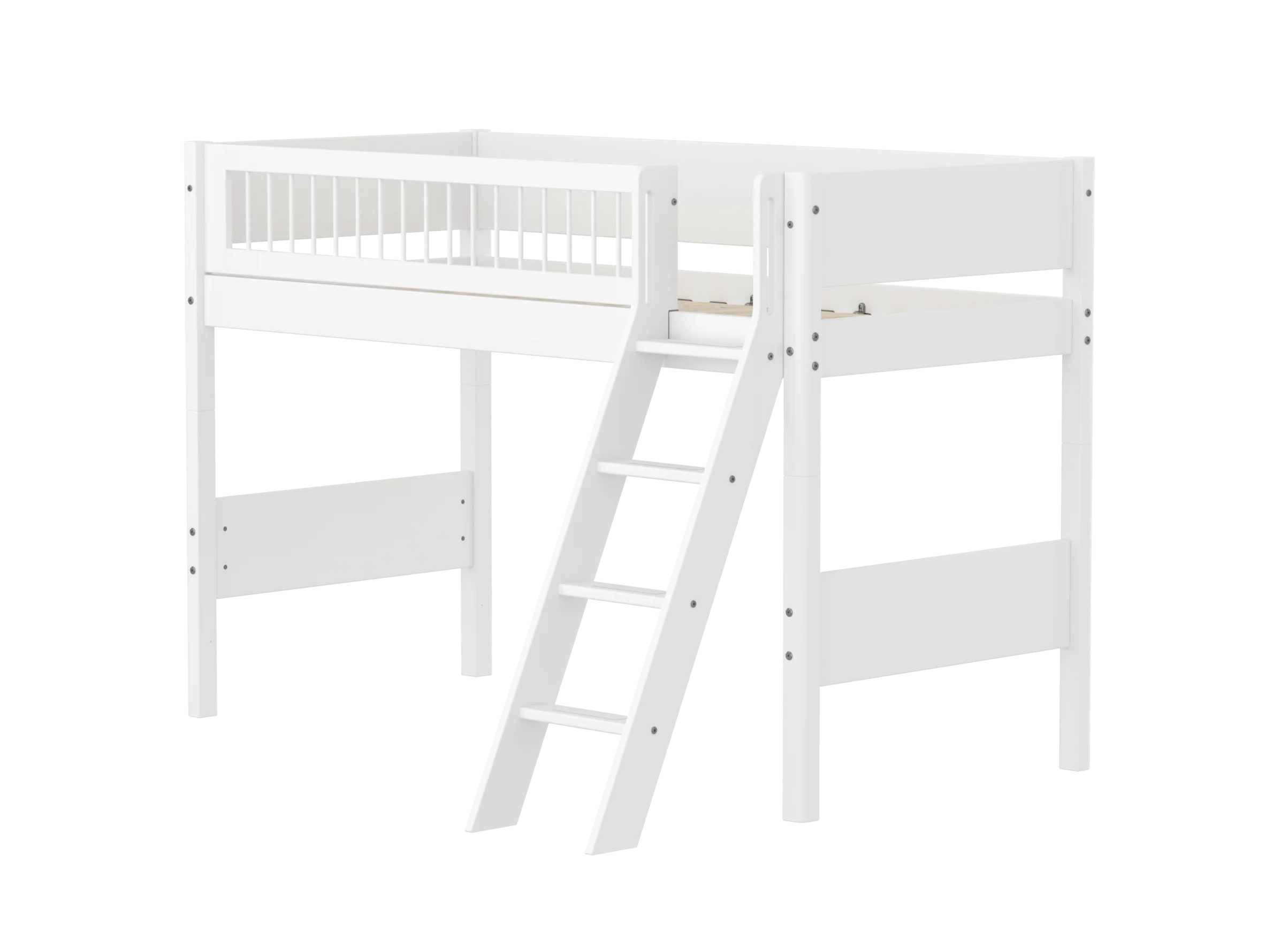 FLEXA WHITE Mellemhøj seng 143 cm med skrå stige og crossbar sengehest 90x200 cm- Hvid